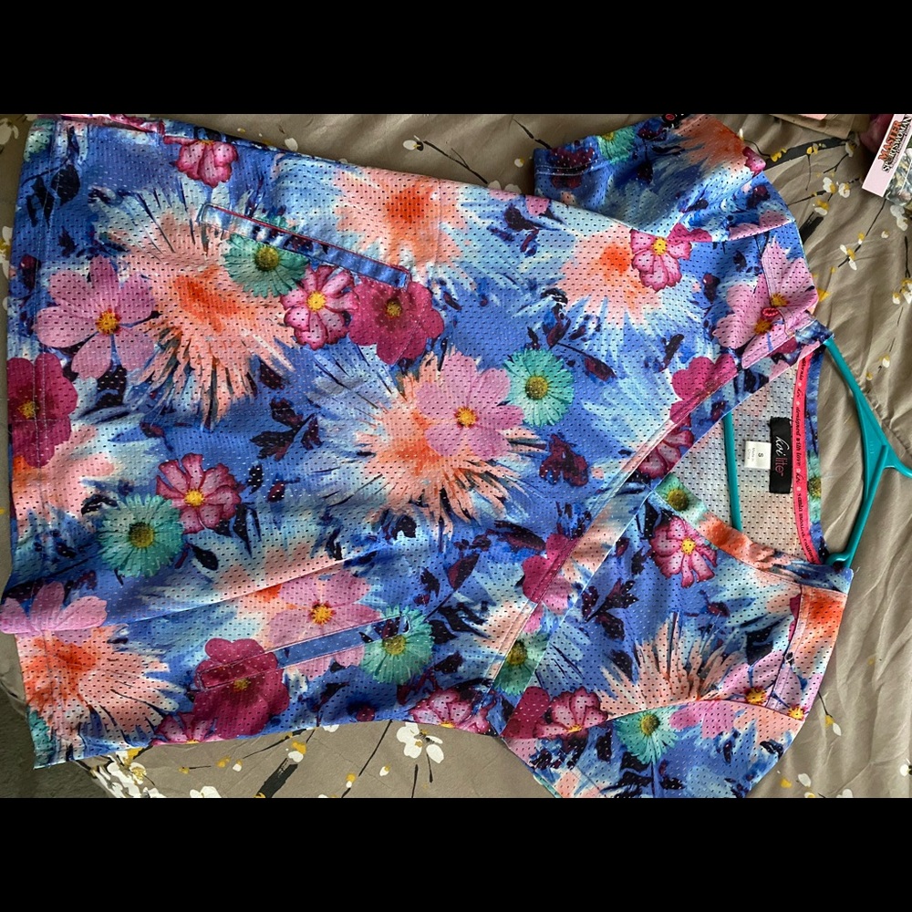 Floral scrub top koi lite